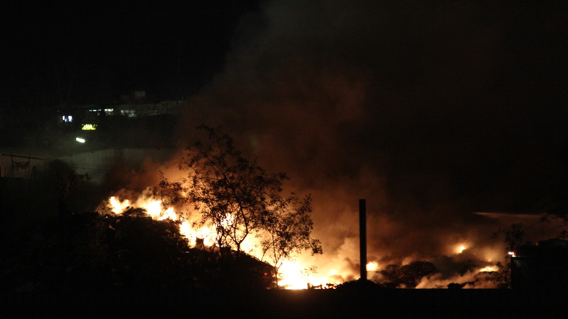 Ακόμα καίει η φωτιά στην αποθήκη ελαστικών στον Ταύρο