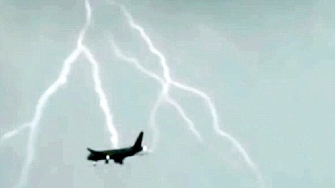 Βίντεο: Κεραυνός χτυπά αεροσκάφος στον αέρα