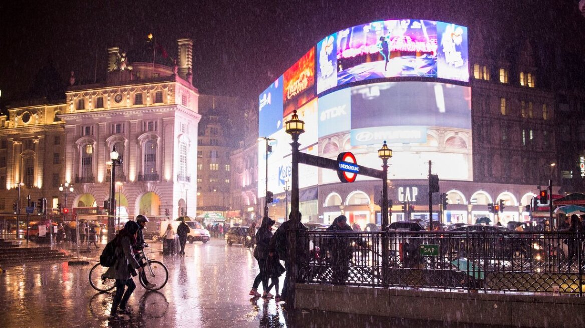 Λονδίνο: «Μαύρο» μέχρι το φθινόπωρο στις γιγαντοοθόνες του Piccadilly Circus