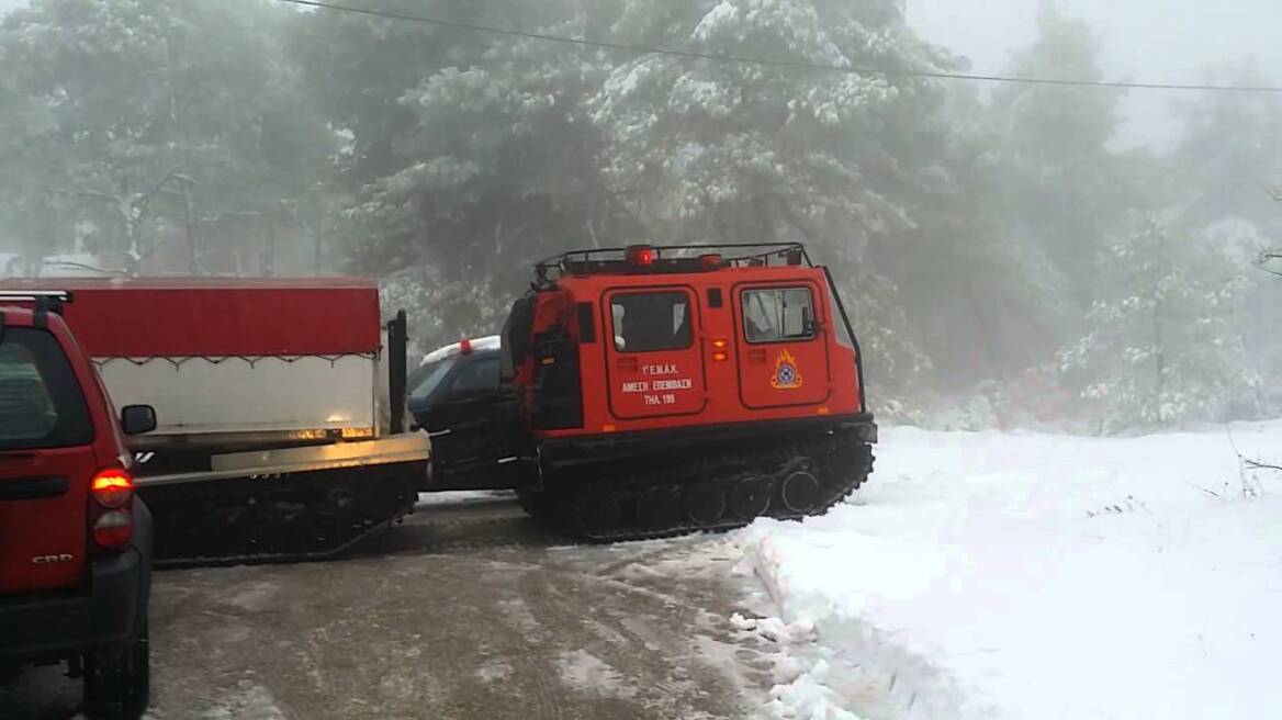 Ιωάννινα: Επιχείρηση της ΕΜΑΚ για εγκλωβισμένους εργάτες στα χιόνια