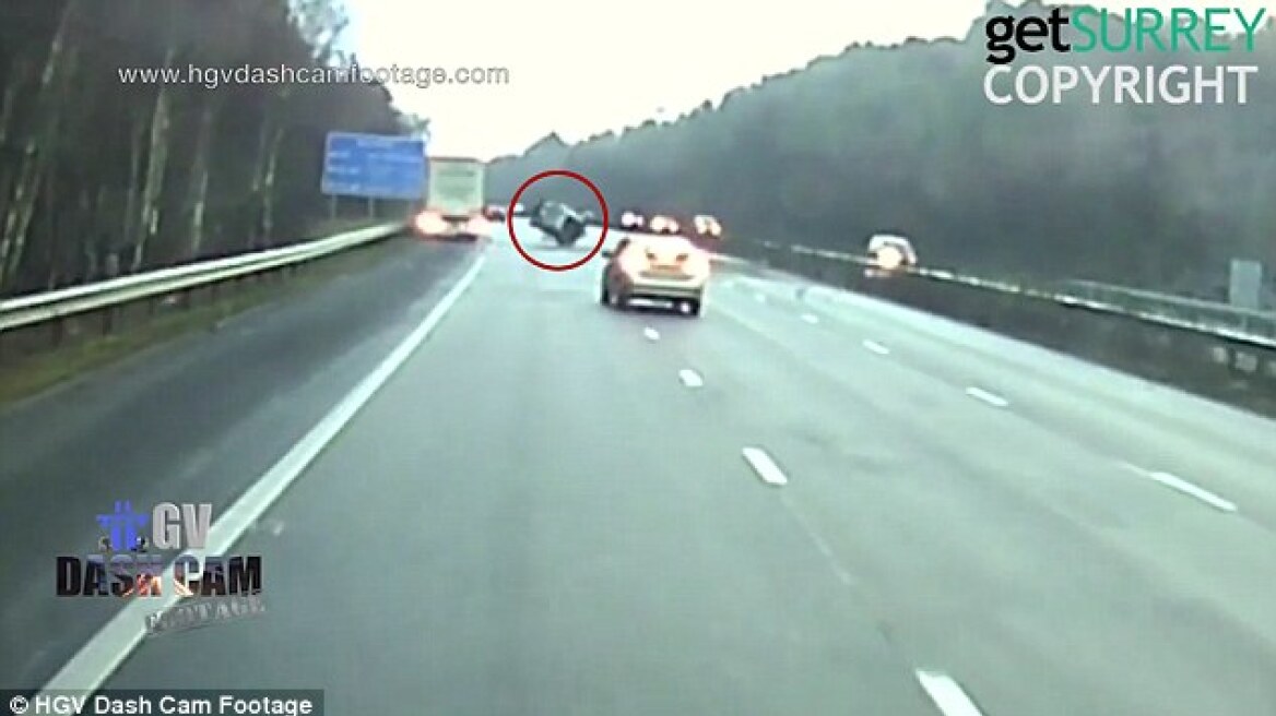 Απίστευτο: Οδηγός Smart τρακάρει, εκτοξεύεται από τη θέση του οδηγού και τη γλιτώνει με αμυχές