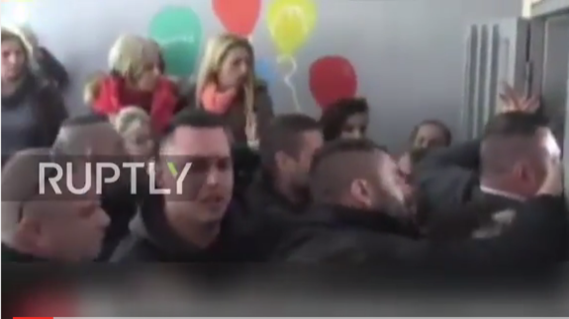 Golden Dawn launches attack on school hosting refugees (video)