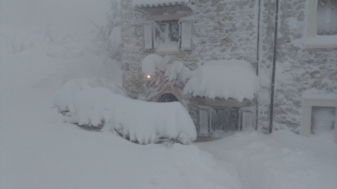 Ιταλία: Τρία άτομα αγνοούνται μετά την καταστροφική χιονοστιβάδα 