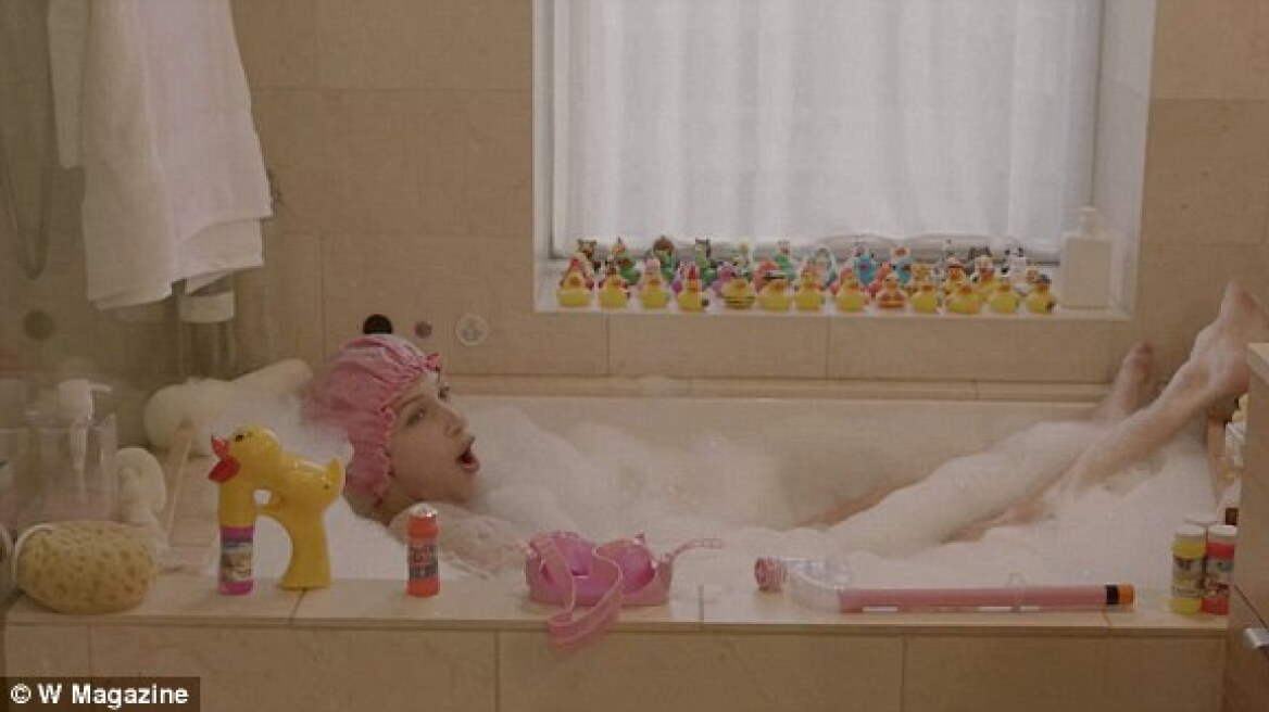 Η Bella Hadid μας βάζει στο σπίτι της: Δείτε την να κάνει μπάνιο παρέα με τα... παπάκια της 