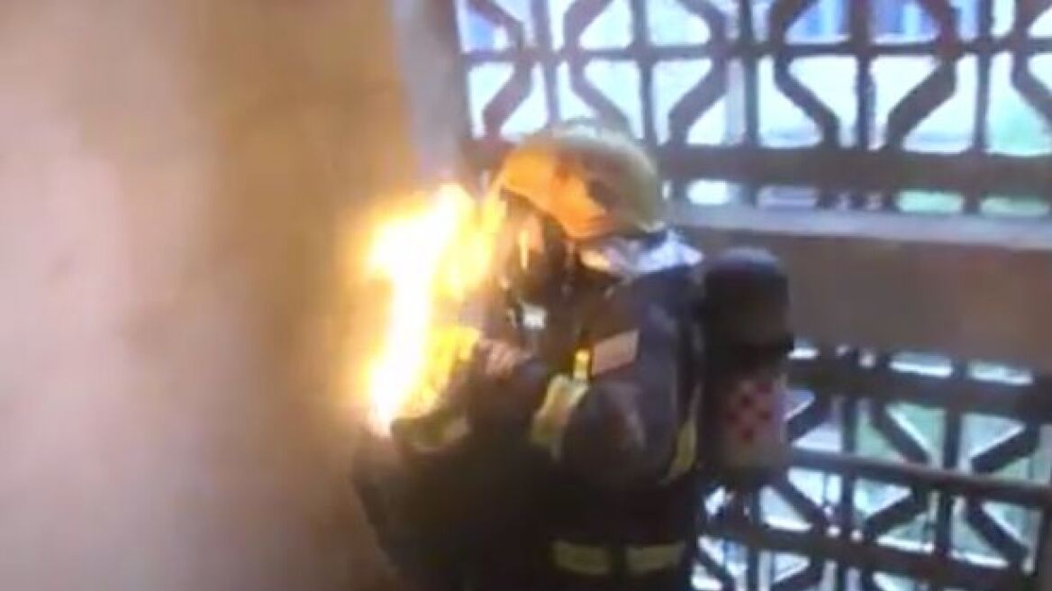 Βίντεο: Πυροσβέστης κατεβάζει φλεγόμενη μπουκάλα υγραερίου πέντε ορόφους με τα χέρια