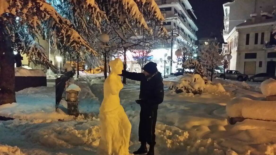 Φλώρινα: Φοιτητής «έπλασε» με χιόνι τη Θεά Αφροδίτη μπροστά από το κτήριο του «Αριστοτέλη»