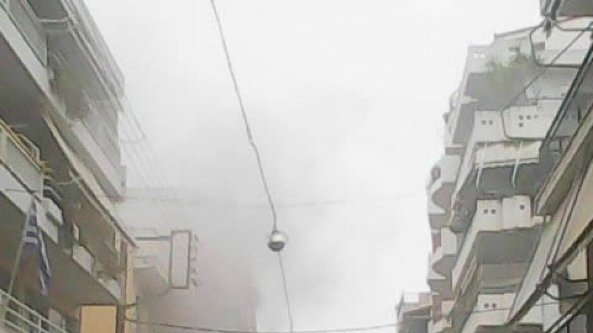 Λαμία: Φωτιά σε πολυκατοικία - «Πνίγηκαν» στον καπνό τα διαμερίσματα