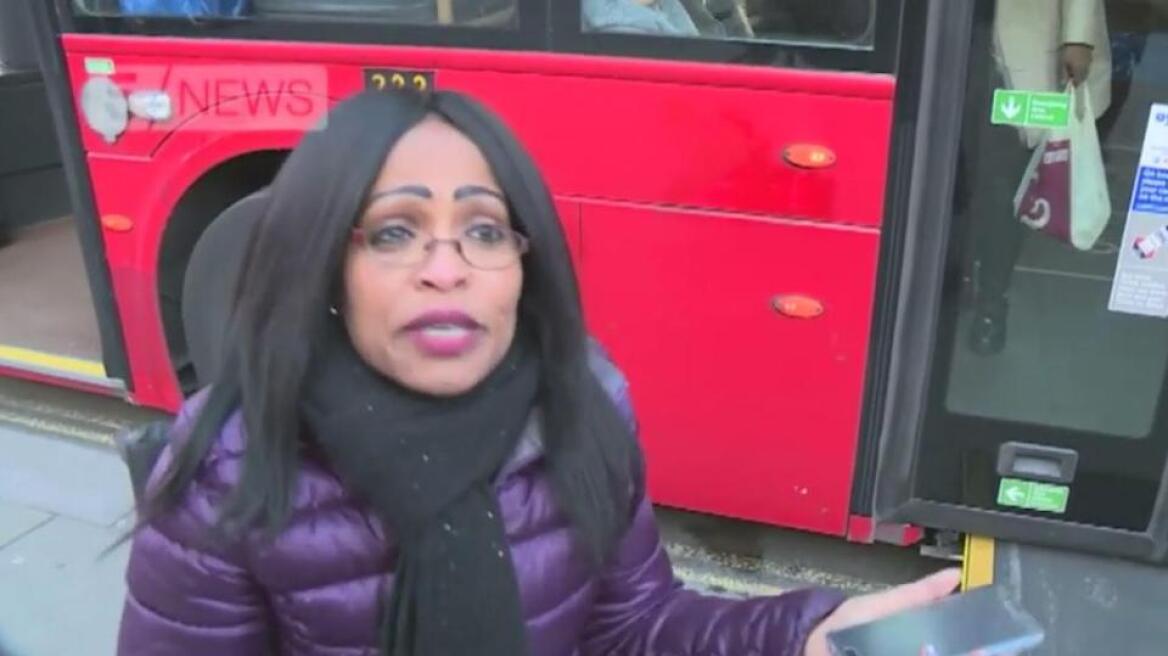 Βίντεο ντροπής: Επιβάτες λεωφορείου δεν αφήνουν ανάπηρη γυναίκα να επιβιβαστεί