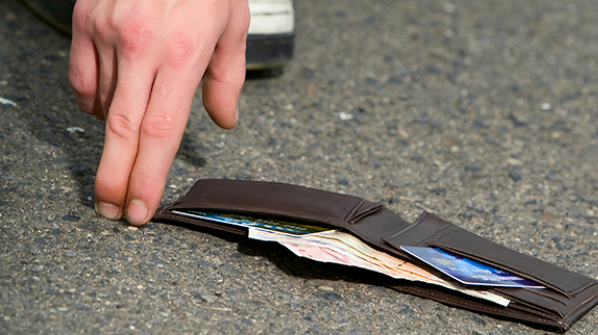 Ρόδος: Τραπεζικός υπάλληλος βρήκε πορτοφόλι με 1.800 ευρώ και το παρέδωσε