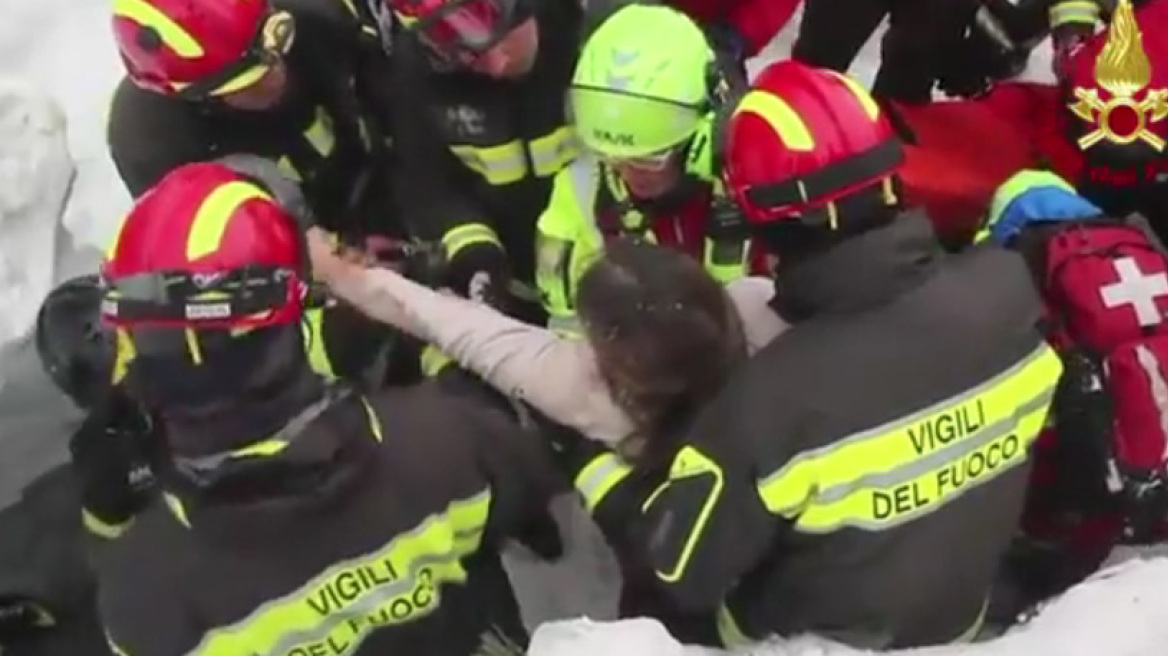Βίντεο ντοκουμέντο από Ιταλία: Η διάσωση των εγκλωβισμένων στο ξενοδοχείο που χτυπήθηκε από χιονοστιβάδα