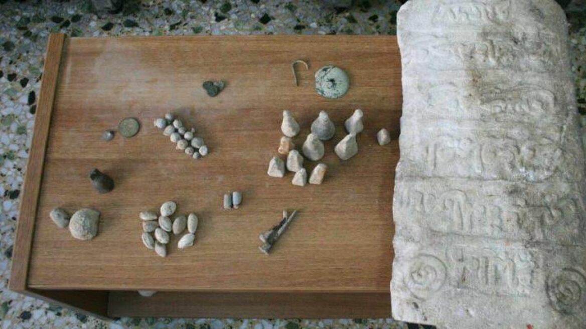 Πλήθος αρχαία αντικείμενα σε σπίτι στην Καβάλα