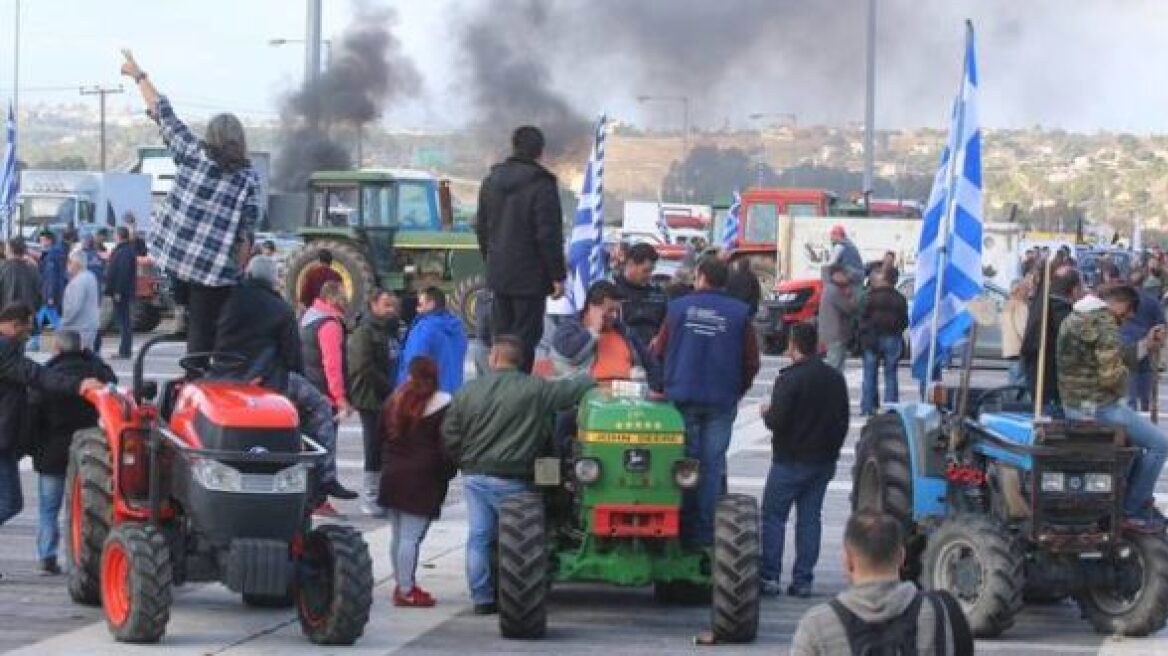 Οι αγρότες έκλεισαν την Εθνική οδό σε Λάρισα και Αίγιο