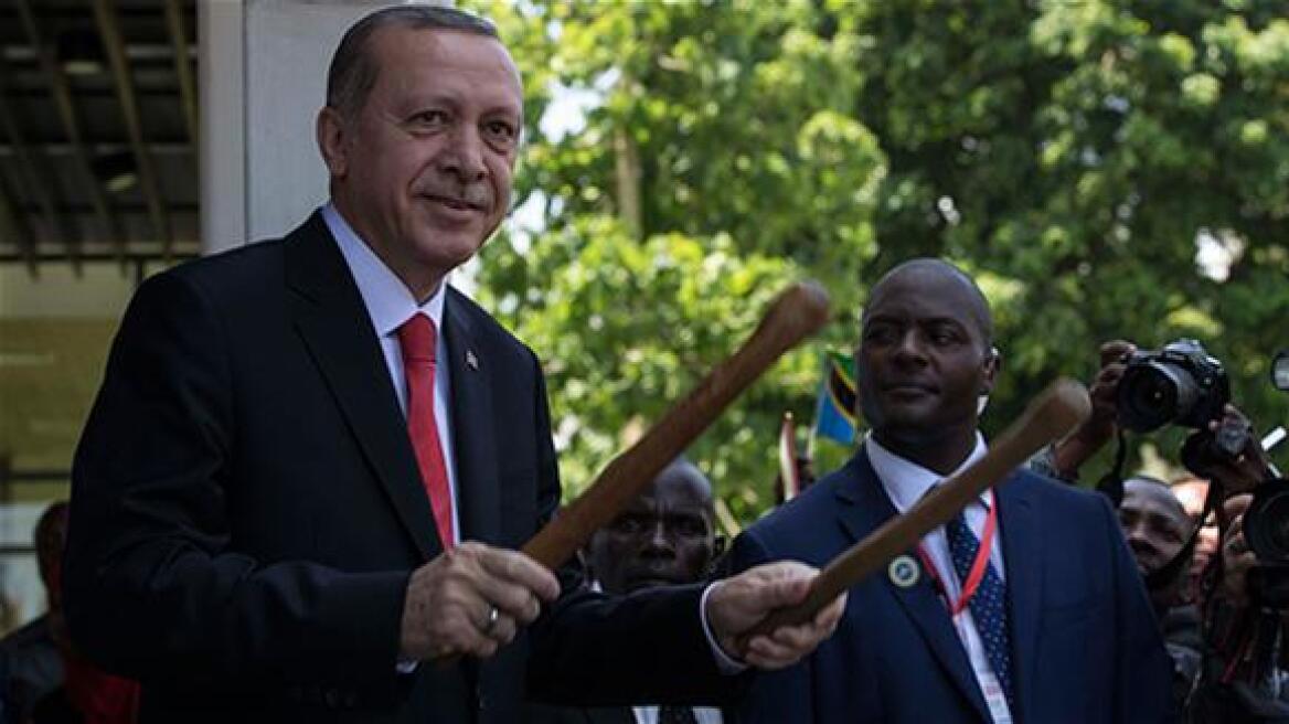 Βίντεο: Ο Ερντογάν παίζει ταμ ταμ σε επίσημη επίσκεψη στην Τανζανία