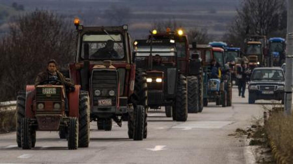 Για δεύτερη μέρα αγρότες έκλεισαν τις εθνικές οδούς σε Λάρισα και Αίγιο