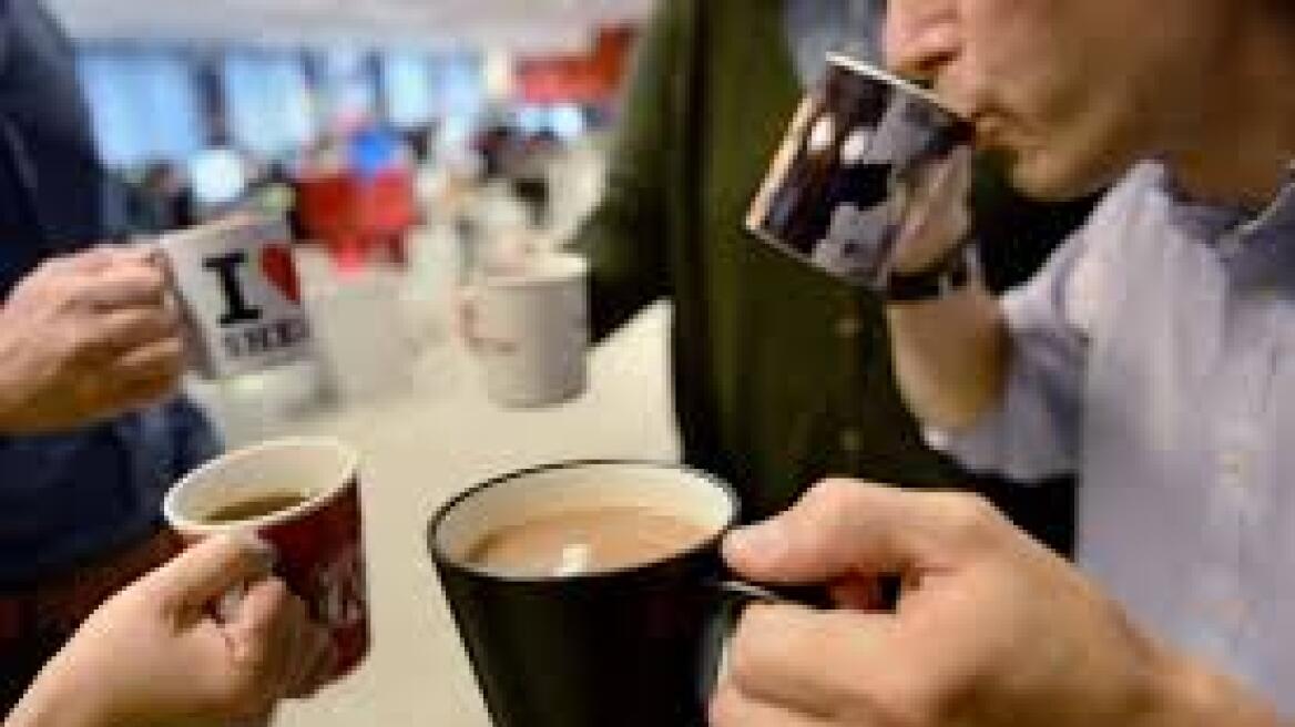 Αγγλία: Πρόστιμο σε πανεπιστήμιο που έβαλε δύο φοιτητές να πιουν... 300 φλυτζάνια καφέ!