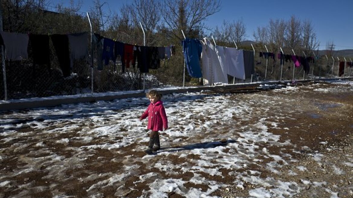 Guardian: Ο χιονιάς δοκιμάζει τους πρόσφυγες στην Ελλάδα - Όλοι φοβούνται τα χειρότερα 
