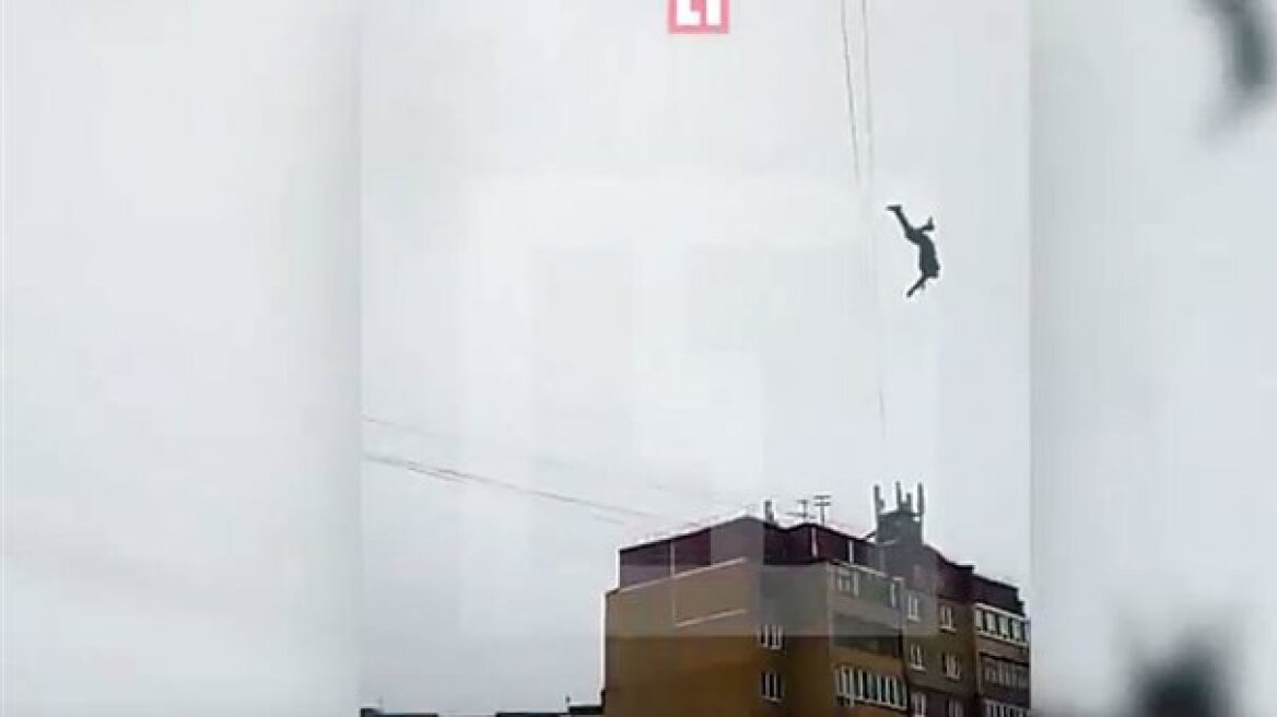 Βίντεο: Εχασε την ισορροπία του ενώ περπατούσε σε σχοινιά ύψους 30 μέτρων