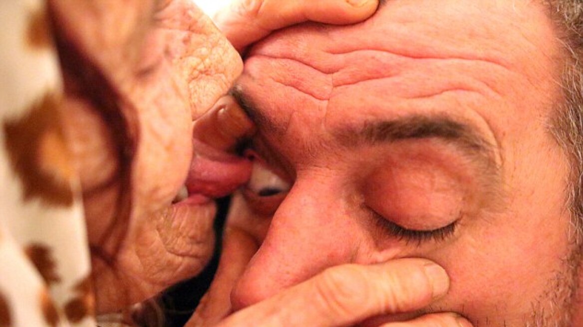 Βοσνία: 80χρονη θεραπεύει γλείφοντας... τα μάτια των «ασθενών» της (βίντεο)
