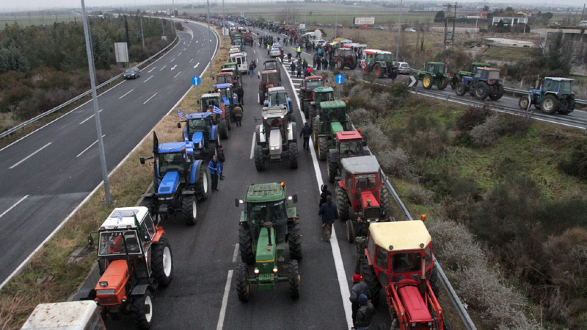 «Φουντώνει» το μέτωπο των αγροτών: Κλειστή από χθες η Αθηνών-Θεσσαλονίκης