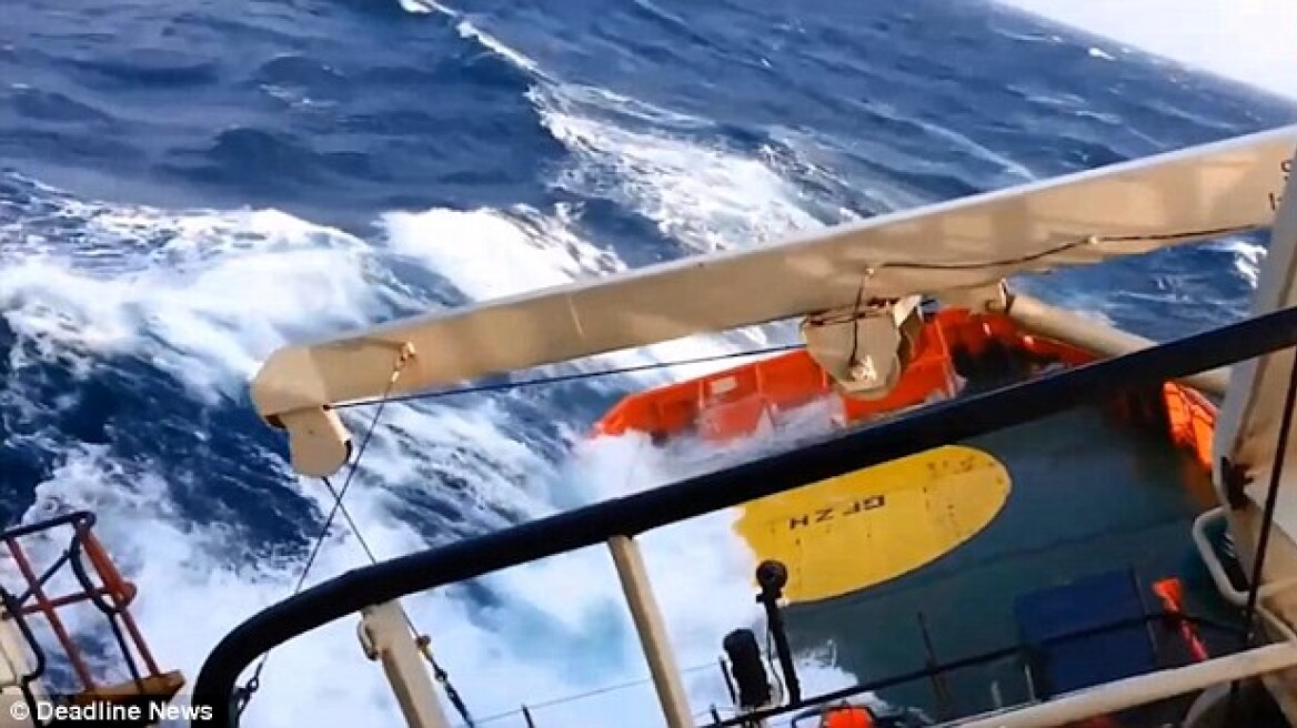 Κόβει την ανάσα: Διασωστικό σκάφος δίνει μάχη με κύματα 20 μέτρων