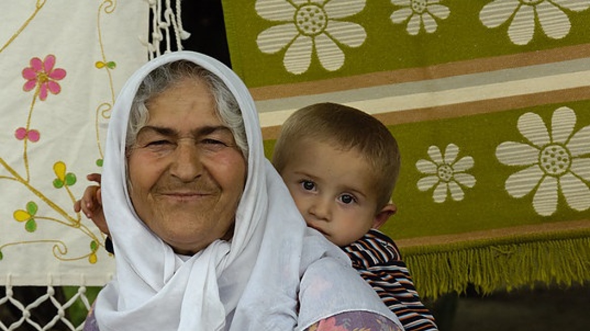 Στην Τουρκία θα δίνουν «μισθό» στις γιαγιάδες για να φυλάνε τα εγγόνια τους