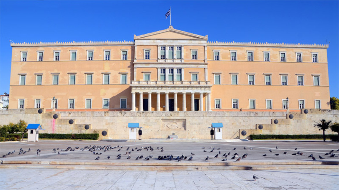 Έκθεση ΔΝΤ: Χωρίς μείωση χρέους, η Ελλάδα θα χρωστά τρεις φορές το ΑΕΠ της