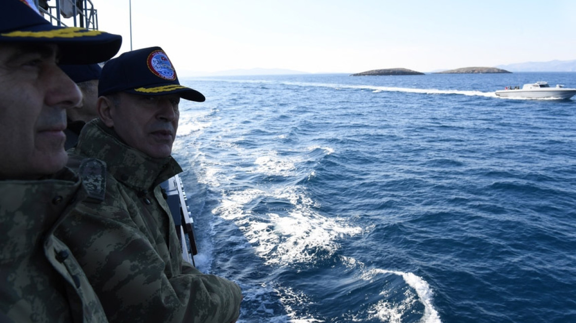 Τουρκική προπαγάνδα: 22 φωτογραφίες με τον Τούρκο αρχηγό στα Ίμια