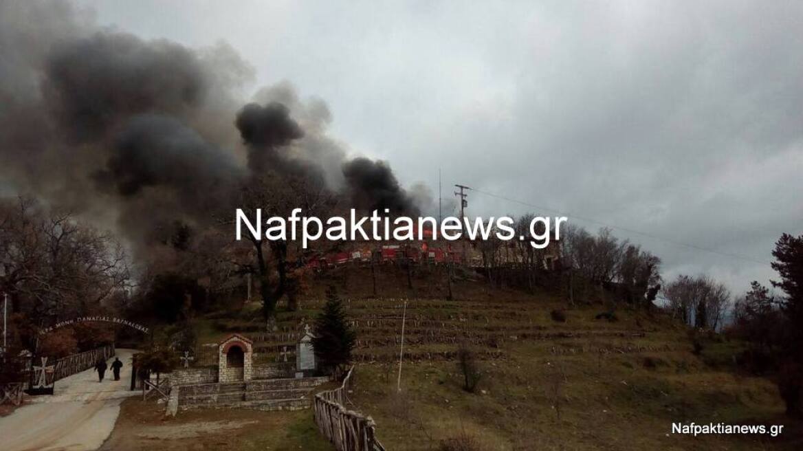 Καίγεται η Μονή Βαρνάκοβας κοντά στην Ναύπακτο