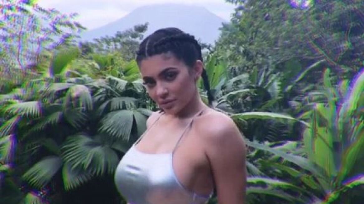 Η Kylie Jenner λάμπει στο ασημί μαγιό της