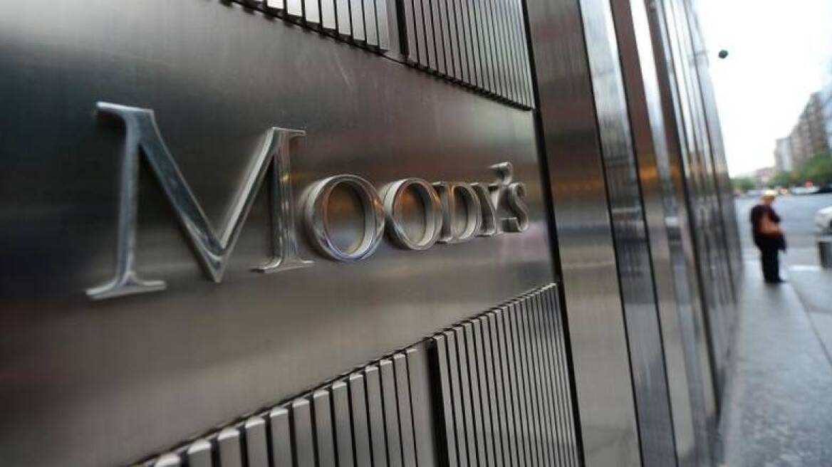 Moody's: Πιθανός κίνδυνος για τις τράπεζες από την καθυστέρηση της αξιολόγησης