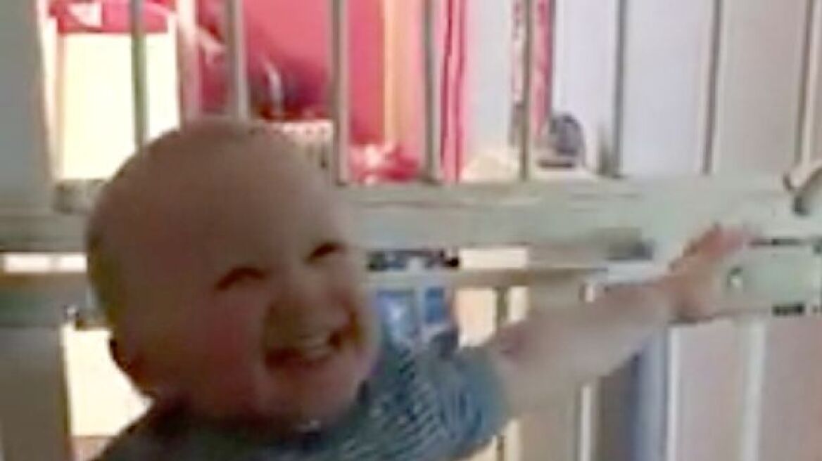 Βίντεο: Μωρό - «Χουντίνι» το σκάει ακόμα και από διπλή πόρτα