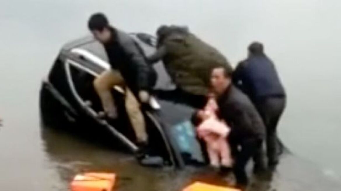 Δραματικό βίντεο: Πετάει το παιδί του στον αέρα για να το γλιτώσει από αυτοκίνητο που βυθίζεται