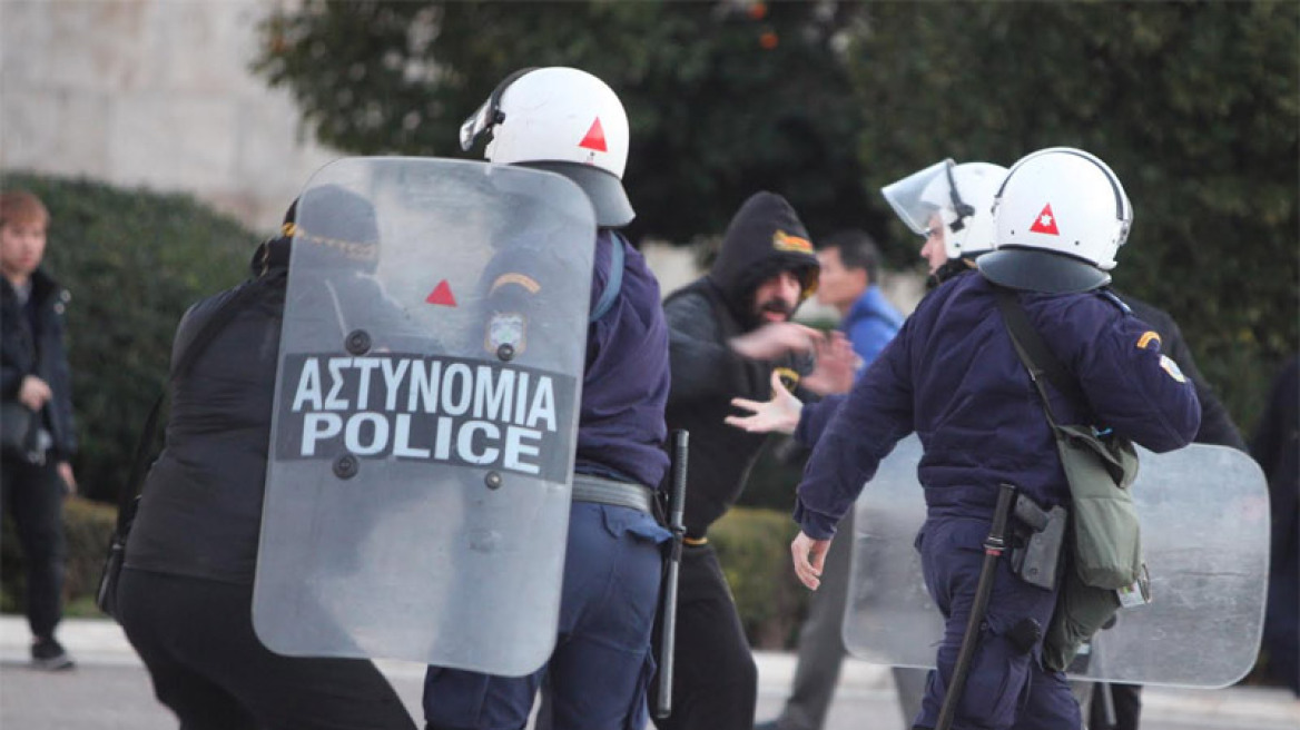 Ένταση έξω από τη Βουλή με υποστηρικτές των ζηλωτών της Μονής Εσφιγμένου