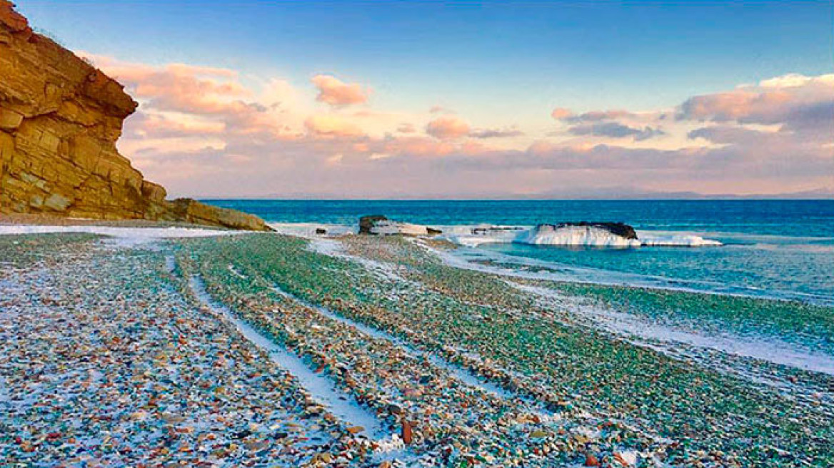 Πολύχρωμα βότσαλα από... γυαλί σε παραλία της Ρωσίας 