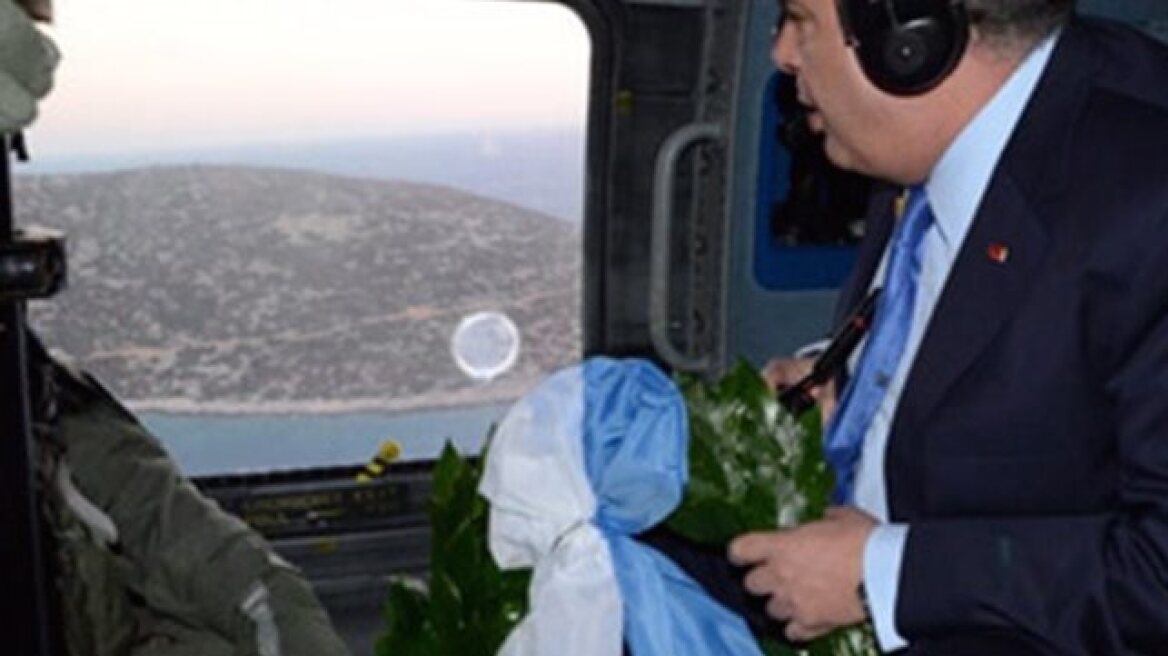 Greek Defence Minister Kammenos throws wreath over Imia islands (photos)