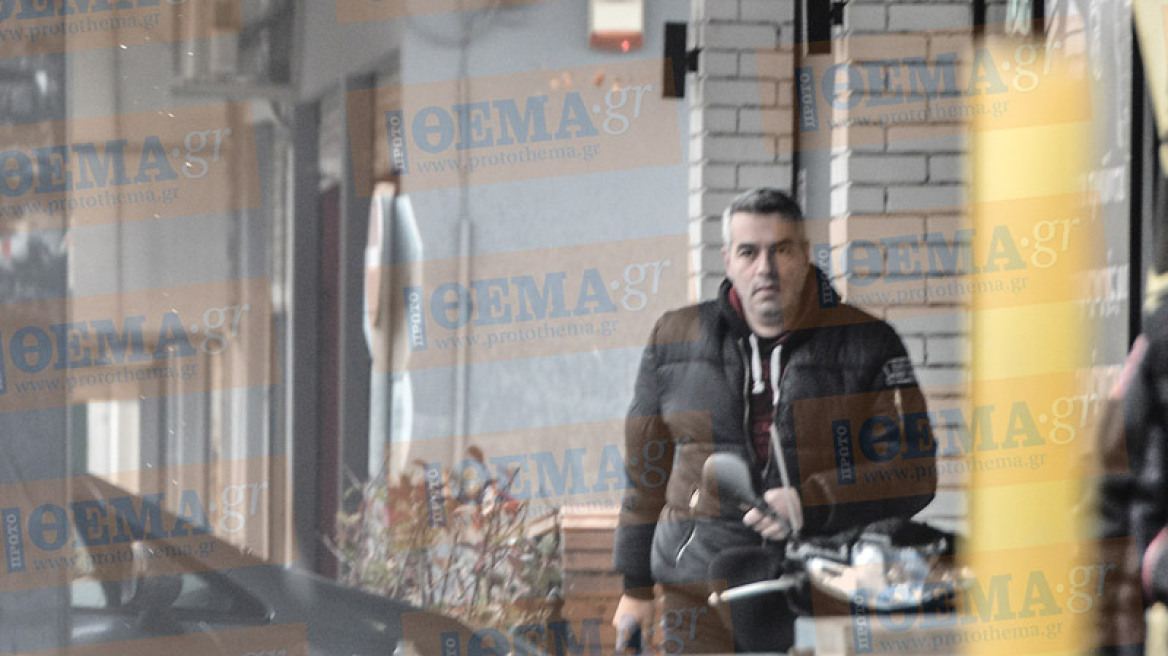 Φωτογραφίες: Ο σατανιστής Ασημάκης Κατσούλας κάνει βόλτα στα μαγαζιά