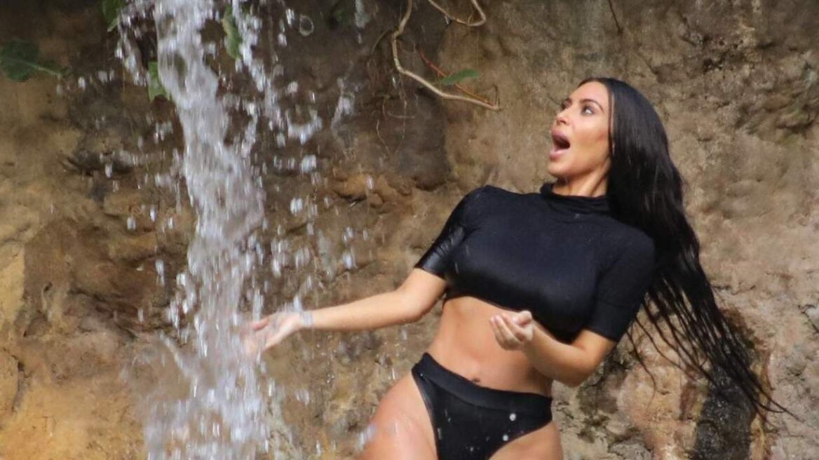 Η «μάχη» της Kim Kardashian με τα παγωμένα νερά καταρράκτη 