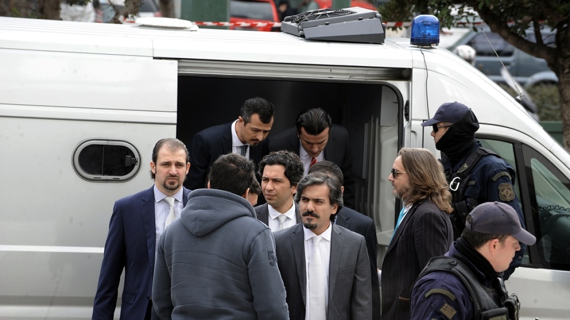 Εξακολουθούν να παραμένουν κρατούμενοι οι 8 Τούρκοι