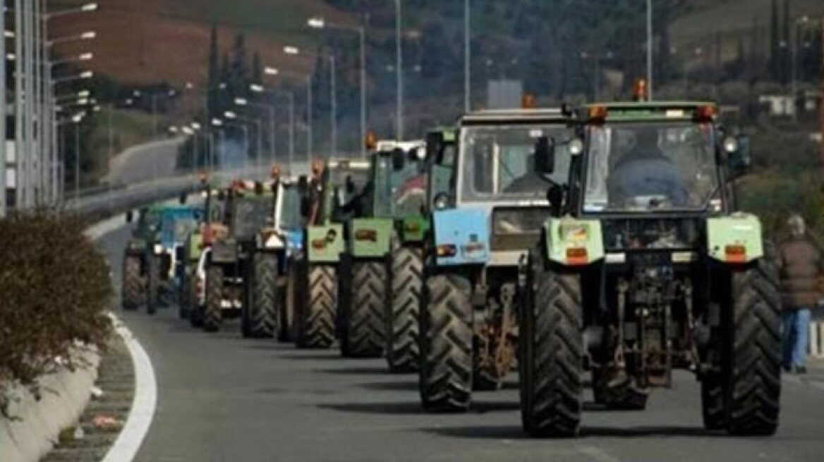 Μπλόκα αγροτών σε Αίγιο και Λάρισα: Κλειστά τμήματα των εθνικών οδών