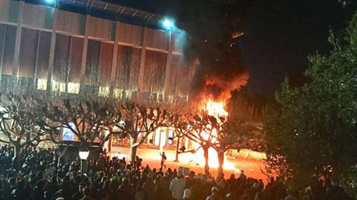 Φωτιές και επεισόδια στο Μπέρκλεϊ για την ομιλία του ακροδεξιού «τρολ» Milo Yiannopoulos