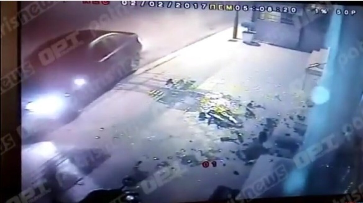 Απίστευτο ατύχημα στον Πύργο: Αυτοκίνητο «εισβάλλει» σε κουρείο και διαλύει τα πάντα