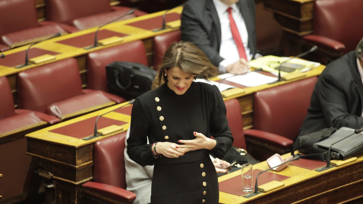 Φωτογραφίες: Δείτε το αποκαλυπτικό φόρεμα της Κατερίνας Μάρκου στη Βουλή 