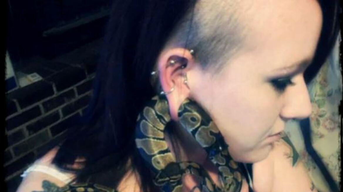 Βίντεο: Φίδι «σφήνωσε» στο... αυτί γυναίκας!