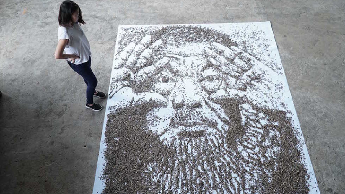 Το απίστευτο πορτρέτο του Ai Weiwei φτιαγμένο με ηλιόσπορους