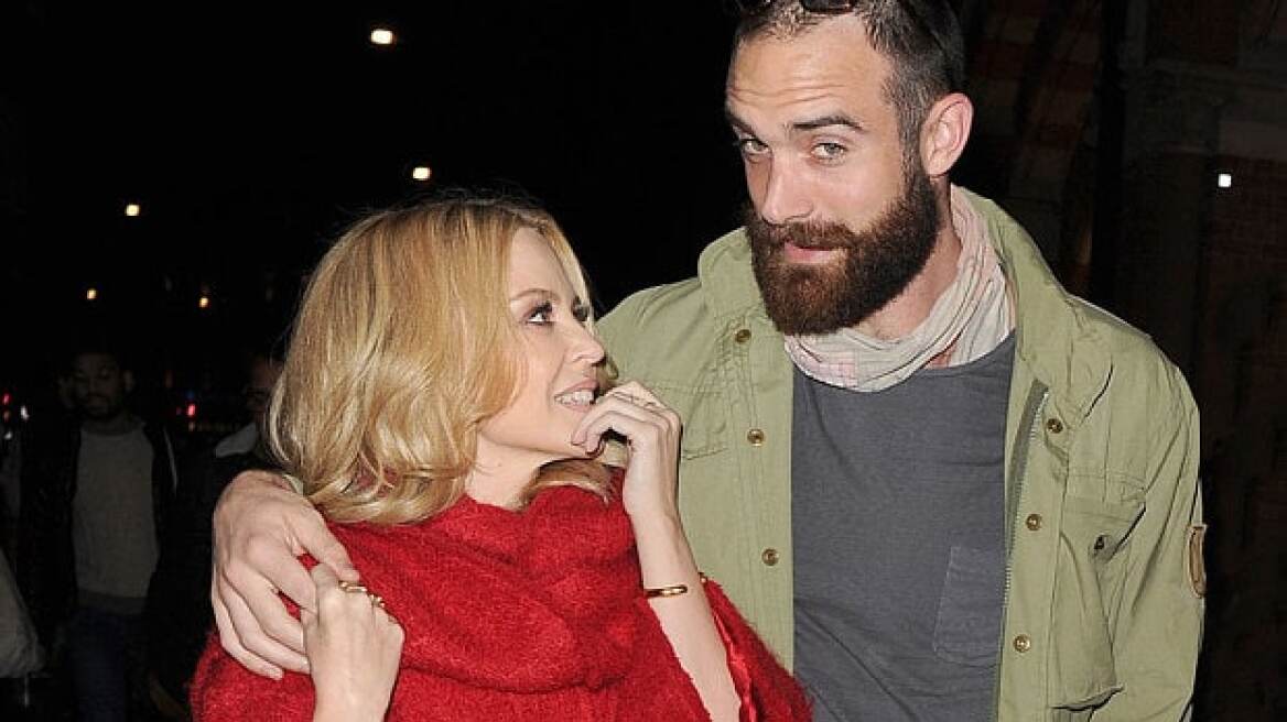 Kylie Minogue: Χώρισε τον αρραβωνιαστικό της γιατί την απατούσε 