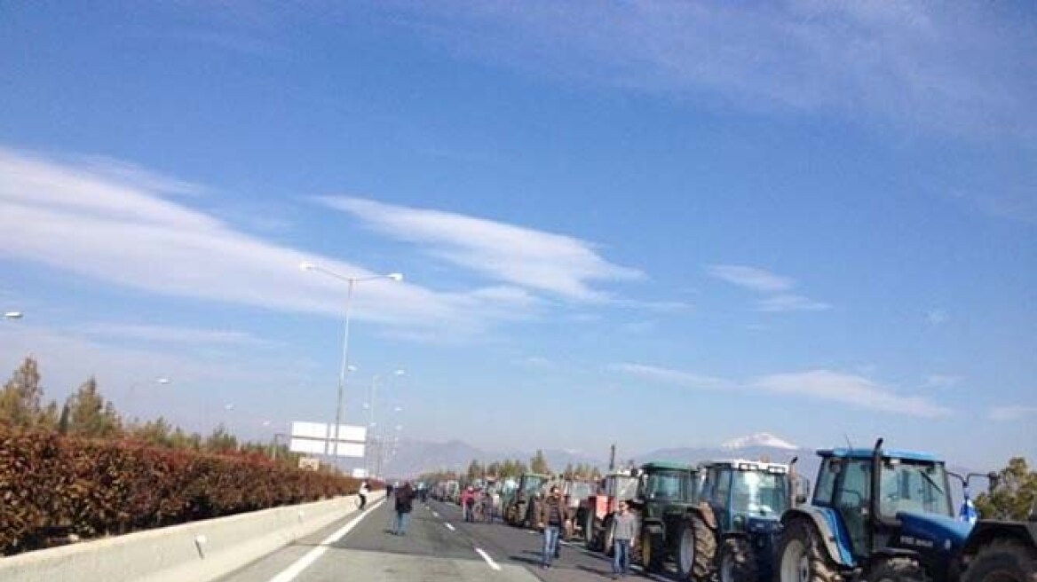Αγρότες: Έκλεισαν την Αθηνών- Θεσσαλονίκης στη Νίκαια και τον Πλατύκαμπο