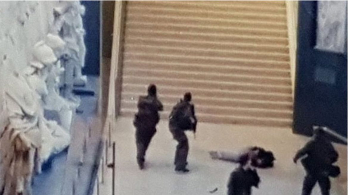 Επίθεση στο Λούβρο: Τα κίνητρα και τους συνεργούς του δράστη ψάχνει η αστυνομία 