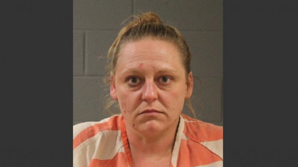 Είχε κλειδώσει το γιο της για τρία χρόνια σ' ένα μπάνιο και τώρα δεν της αρέσει η φυλακή! 