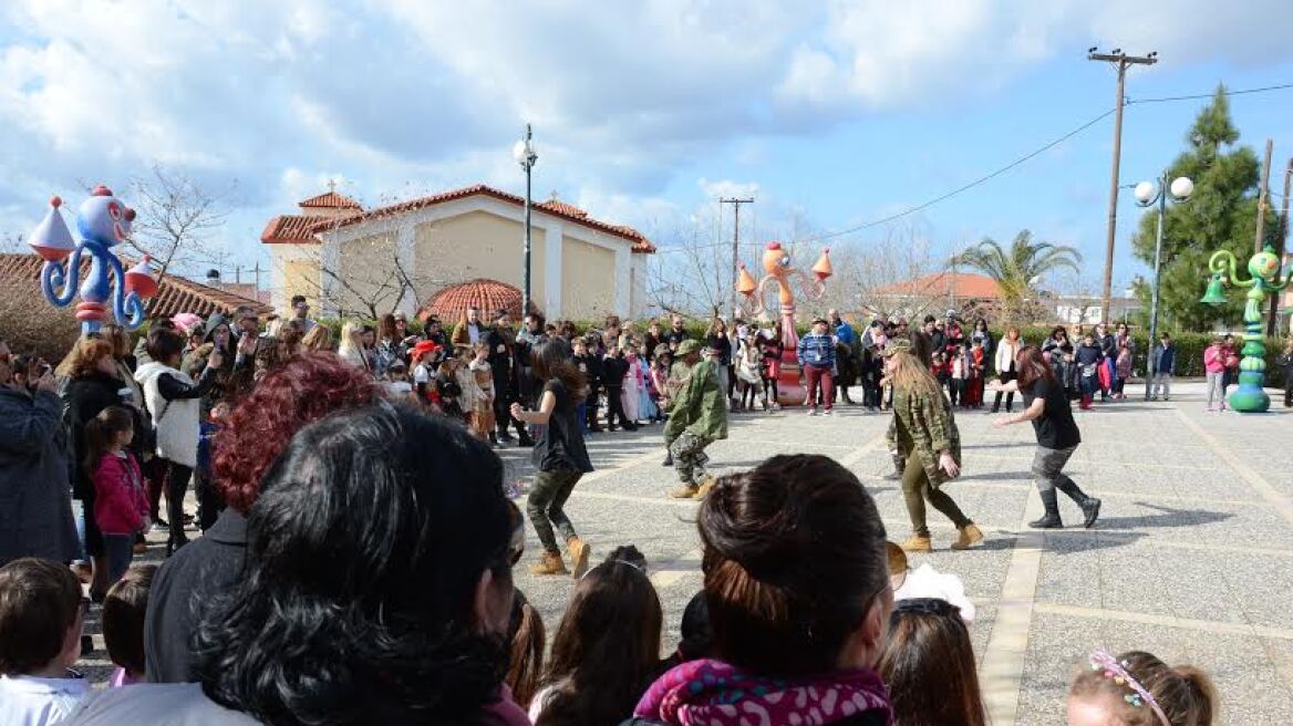 Πάτρα: Ζωντανεύουν τα παιδικά καρναβαλικά χαμόγελα στις πλατείες 