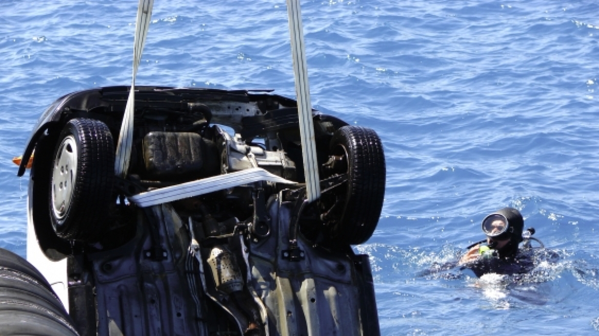 Ηράκλειο: Μυστήριο με αυτοκίνητο που βρέθηκε στη θάλασσα - Ποιος ήθελε να το ξεφορτωθεί;